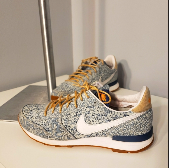 nike internationalist liberty